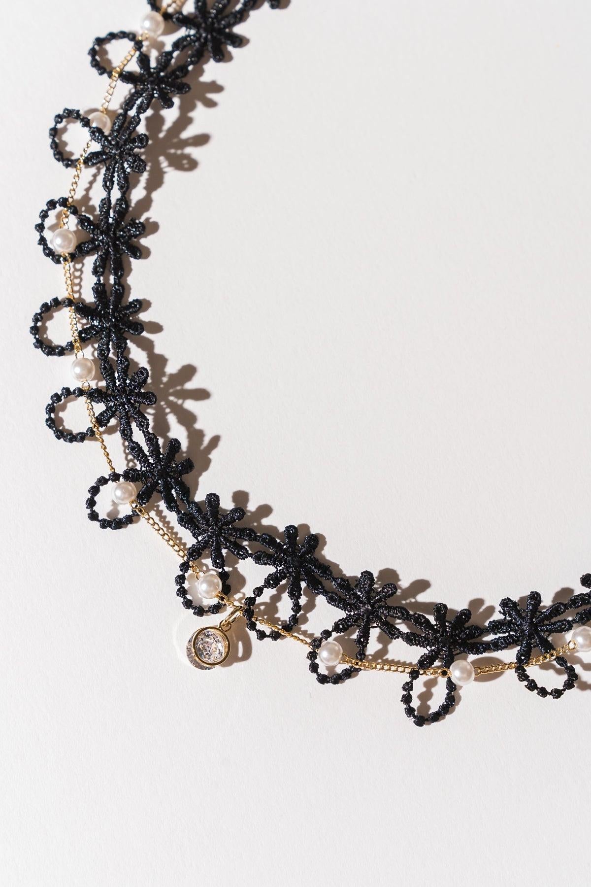 Daisy Chain Pearls Choker Necklace with Real Pearls and Lace Zinc Alloy — Soul Flow Apparel
