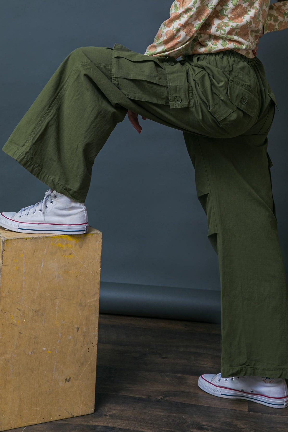 Incredible Moments Woven Cargo Pants with Elastic Waist and Wide Leg Outdoor in 20oli42 — Soul Flow Apparel